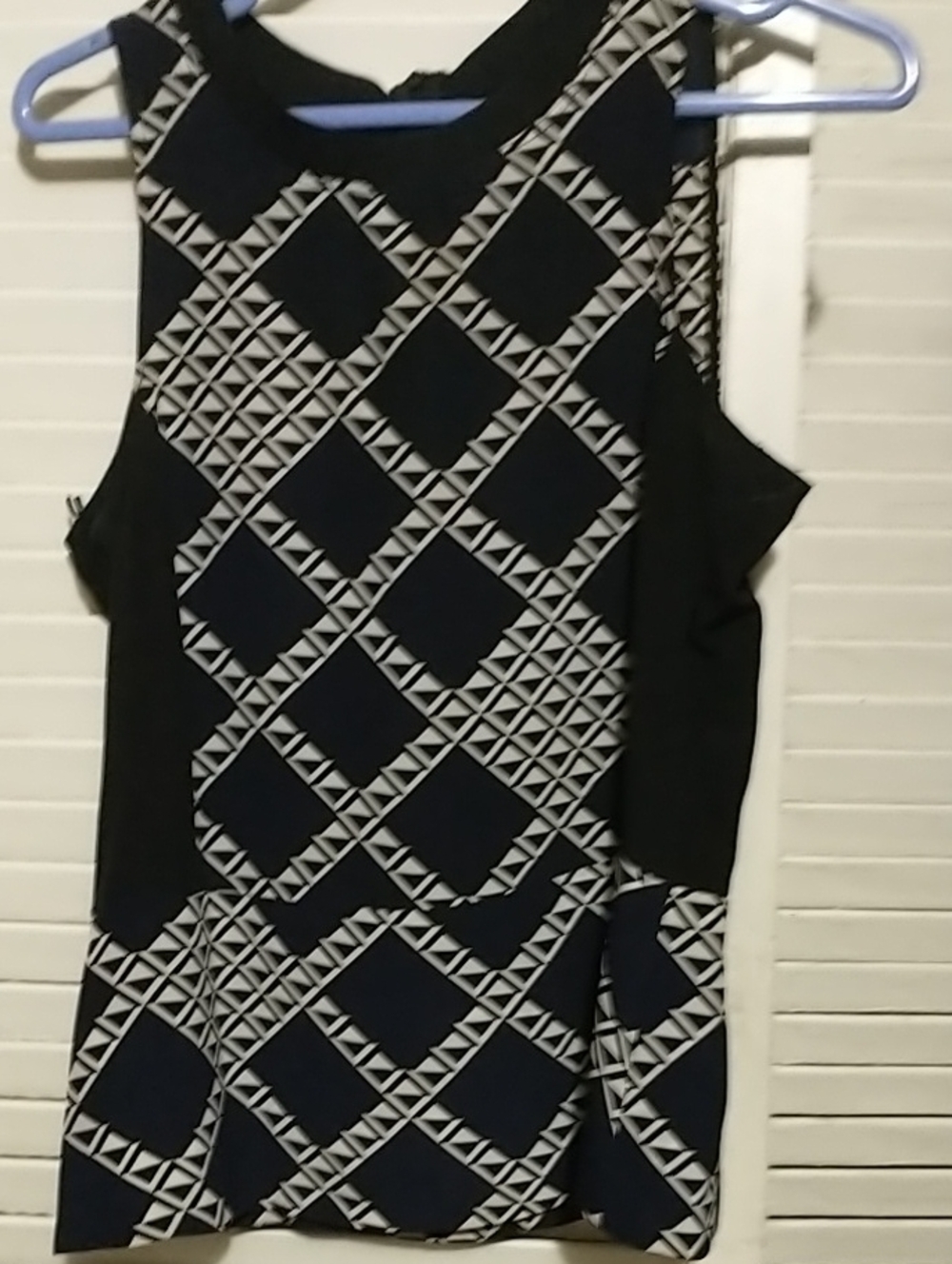 Trina Turk Geometric Black & White Sleeveless pull on Top Round Neck Size Small